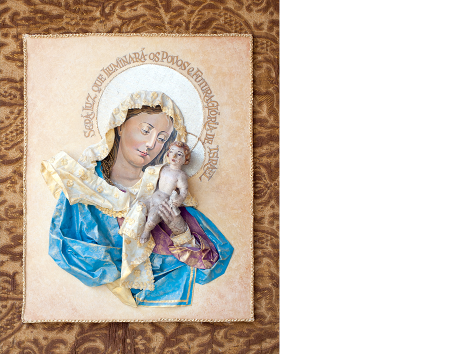 Nossa Senhora e Menino. Fragmento de imagem antiga, pintura a guache e arte aplicada