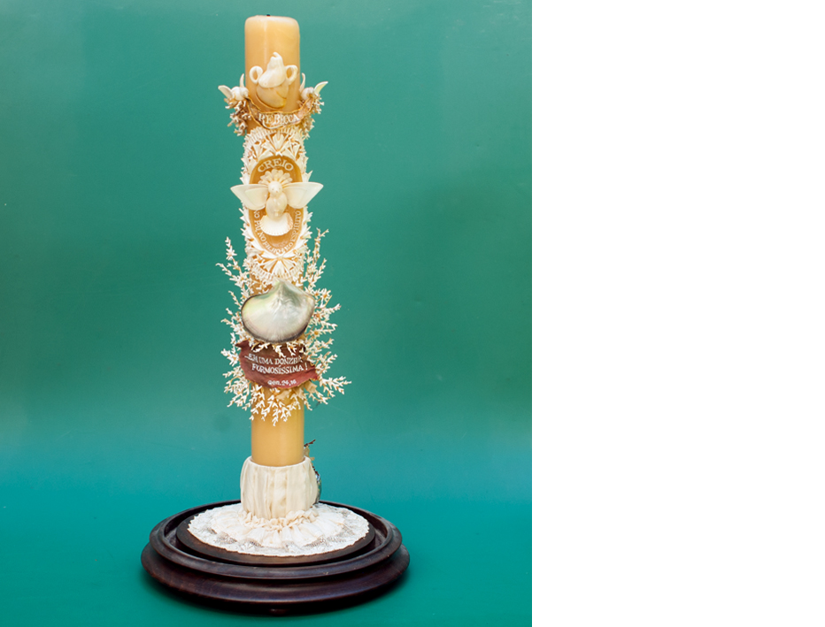 Vela de Batismo. Conchas, percebes, sarga�os