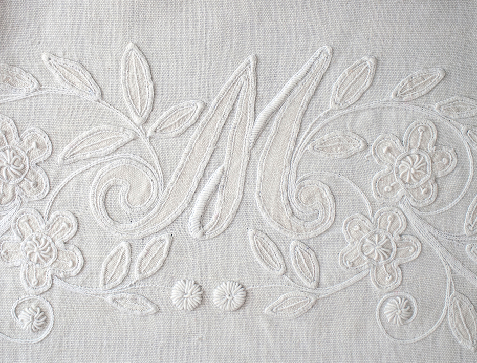 Monograma bordado. ponto cheio e ponto 